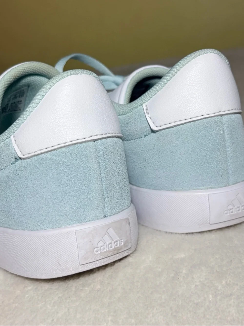 adidas Girl’s Mint Green‎ Suede Sneakers with White Stripes Sz 4